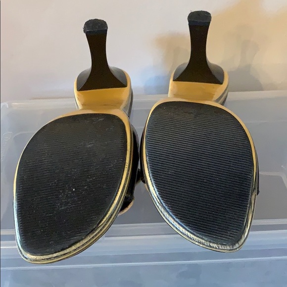 Stuart Weitzman black patent leather heels with flower size 6 - Picture 3 of 4